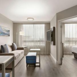 Embassy Suites By Hilton Montreal Airport, hótel í Pointe-Claire