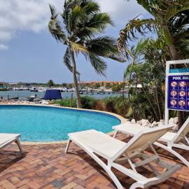 Luxury appt for 6: mesmerizing Spanish water view, hotel in Jan Thiel