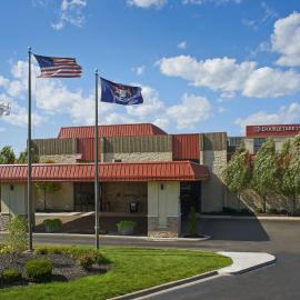 DoubleTree by Hilton Dearborn، فندق في ديربورن