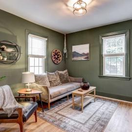 Cozy Dark & Moody Home New Reno 10 mins to Lanc, hotel v destinácii Mountville