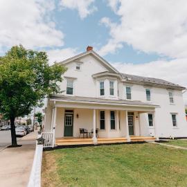 Newly Renovated Vintage Inspired Large 4 BR Home, ξενοδοχείο σε Mount Joy