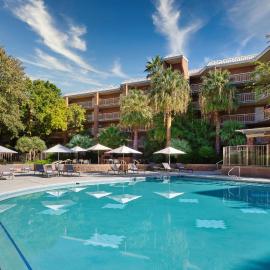 Embassy Suites by Hilton Tucson East، فندق في توسان