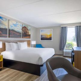 페이엣빌에 위치한 호텔 Days Inn & Suites by Wyndham Fort Bragg/Cross Creek Mall