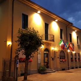 Hotel La Pendola，Ozzero的飯店
