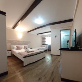 Casa de oaspeti Abby cu piscina si jacuzzi, hotelli kohteessa Moldoveneşti
