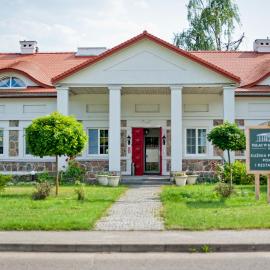 Kuźnia Pałacowa, hótel í Korczew