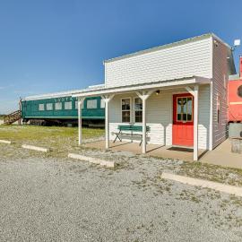 Charming Converted Railcar Studio in Joplin!, Hotel in Joplin