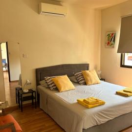 Extremely comfy apt with spacious private terrace 10min walk to the beach & in Town, hotell Larnakas