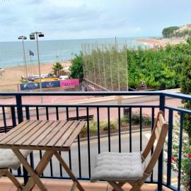 Beachfront Apartment with Sea Views & Private Parking, hotel in San Pol de Mar