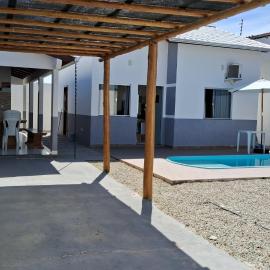 Casa com piscina e espaço gourmet a 30m da praia!、アウコバサのホテル