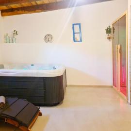 Casa Nini Mer - charming stone house with yard near Pula: Šišan şehrinde bir otel