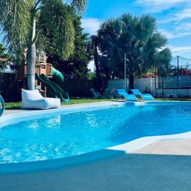 Island Vibes Beach House & 10 min walk to beach, Hotel in Fort Pierce