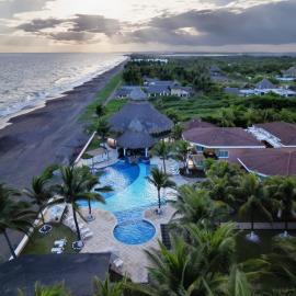 Hotel Cayman Suites، فندق في مونتيريكو
