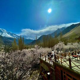 The 2 Magpies, Hunza, ξενοδοχείο σε Alīābād
