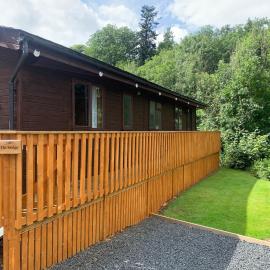 Lodge with river view - sleeps 6 - pet friendly