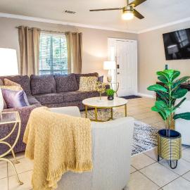 Soothing Savannah Townhome with Patio!, hotel in Savannah