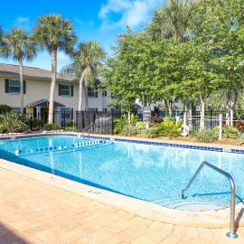 Sunnyside Palms - 2BR, Poolside, 5 min to Beach, hotel em Largo