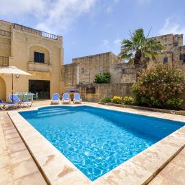 Dar ta' Lonza Villa with Private Pool, khách sạn ở Għasri