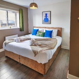 4 Spacious Bedrooms, En-Suites, Private Driveway, Tamworth Accommodation for Contractors and Families, hotel in Tamworth