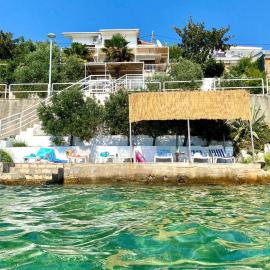 Orange Tree Mediterranean Beachfront House, hotel Neumban
