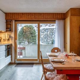 Nev 404 Centrally located 6 pax apartment and garage