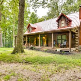 Orleans Retreat w/ Private Hot Tub & Fireplace!，Orleans的飯店
