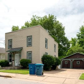 4 Bedroom House, sleeps 12, short walk to Main St!, hotel in St. Charles