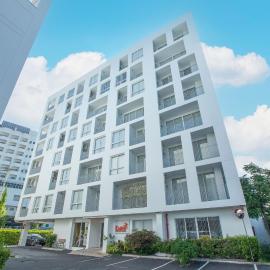 Karin hotel & Service apartment - SHA Extra Plus, hotel v destinácii Si Racha