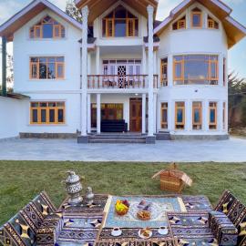 StayVista at Buhayra by The Dal with Lake View, Gazebo, hotel a Srinagar