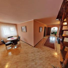 Casa 1 Mai, Parcare in curte