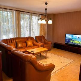 Spacious, 3BD home in Radauti, hotel en Rădăuţi