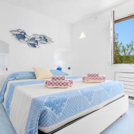 Baia Sardinia, self che-kin, free parking, Monica House