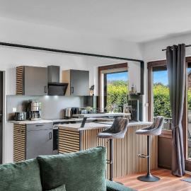 STANMA Luchspartment ruhig und zentral mit großem Balkon und Parkplatz، فندق في برونلاغ
