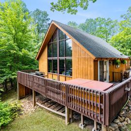 Quaint Loft Cabin w Hot Tub, FirePit, Deck & Grill โรงแรมในHedgesville