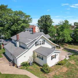 Beach house - 3BR Beach Gem - 30ft to Sand & Walk to Amusement Park, Hotel in Keansburg