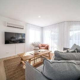 Casa Del Sol - Spacious Beach House with Backyard, hotel in Aldinga Beach