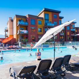 Resort Style Living with Private Lawn and Patio, hotel v destinaci Kelowna
