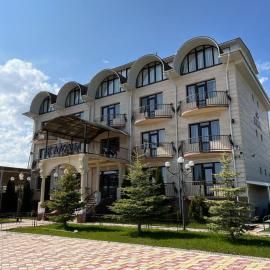 RAZAM Hotel Bosteri, hotel em Bosteri