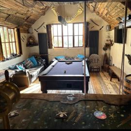 Coed Y Ddraig - Pirates Inn themed 3 bedroom cottage, with bar & pool table, хотел в Tregaron