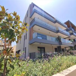 Brand new condo next to the beach, peaceful square, garden view, hotel i Rethimno