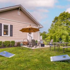 Country Home Near EIU & Lake Charleston!, hotel in Charleston