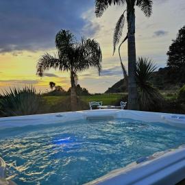 Summerspring Beachfront Accommodation, hotel in Takaka