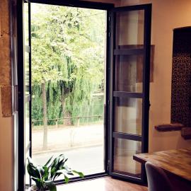 THE RIVERSIDE LODGE Cozy and spacious apartment、ジローナのホテル
