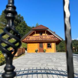 Hiška Erika - Wood House Erika, hotelli Šoštanjissa
