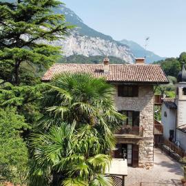 Villa retro'e parco con vista castello, hotelli kohteessa Arco