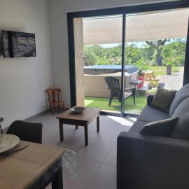 Viesnīca Gîte paisible avec spa et climatisation à Couzon - FR-1-489-476 pilsētā Couzon