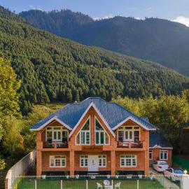 StayVista at Gaash Cottage - Brick Villa with scenic view in Preng