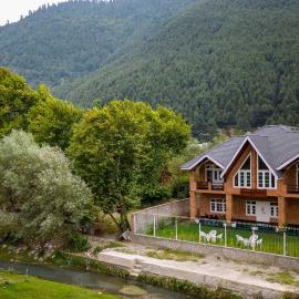 StayVista's Gaash Cottage - Preng - 3BHK with Pet Friendly & Bonfire, hôtel à Sonāmarg