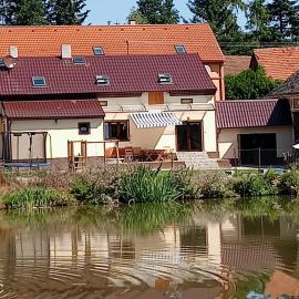 Cosy house for relaxing and sightseeing, hotel v destinaci Honezovice