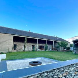 Gîte avec piscine intérieur, Le Repère de Choiseau, khách sạn ở Challain-la-Potherie